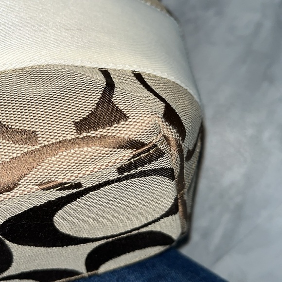 Coach Signature C pattern ivory stripe Like New shoulder bag  ivory leather Trim - Picture 8 of 16